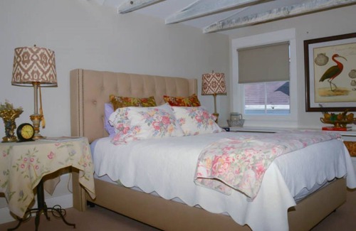 Harleston Village Bed & Breakfast | 2 Bedroom 2 bath Upscale Apartment near Colonial Lake