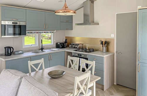 Hoddesdon Ski Chalet | 2 bedroom accommodation in Hoddesdon