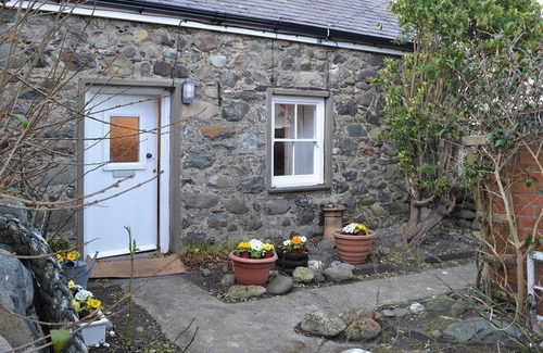 Dinas Cottage | 2 bedroom accommodation in Aberdesach, near Caernarfon