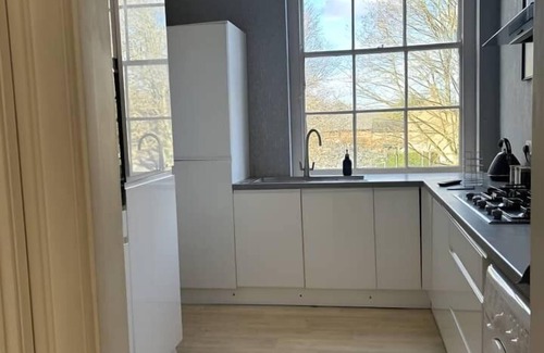 Grimsby Apartment | 2 Bedroom Apartment kitchen and bathroom