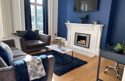 Grimsby Apartment | 2 Bedroom Apartment kitchen and bathroom