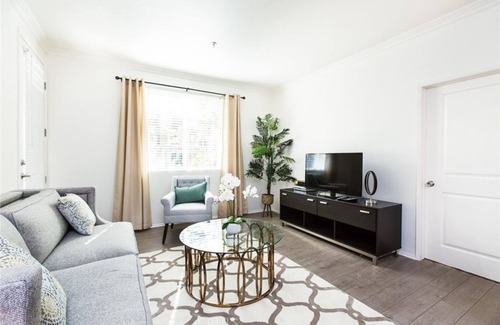Airport Area Apartment | 2 Bedroom Apartment L-458838 by Houzlet