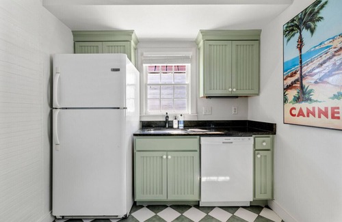 Westside Apartment | 2 Bedroom Apartment - 3 Blocks to King Street