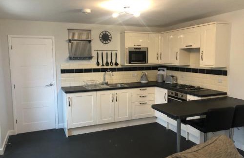 Forsbrook House | 2 bedroom bungalow, 15 minutes to Alton Towers, dog friendly