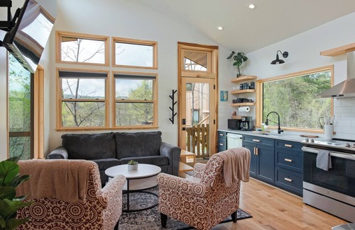 Marshall Cabin | 2-bedroom cabin with WiFi, AC, gated porch, in tranquil Marshall