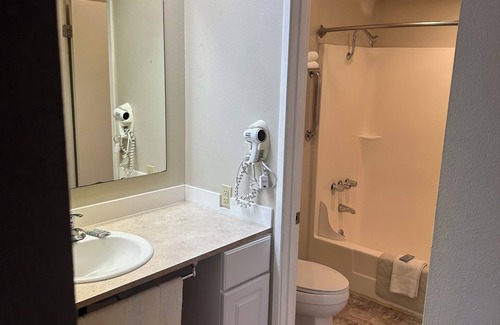 Union Condo | 2-bedroom condo with pool, hot tub, WiFi, fitness room in welcoming Union, WA