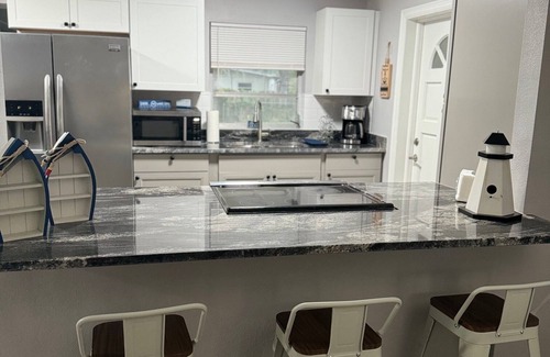 Tropic House | 2 bedroom Cottage, Close to Space X, FIT and the Beaches