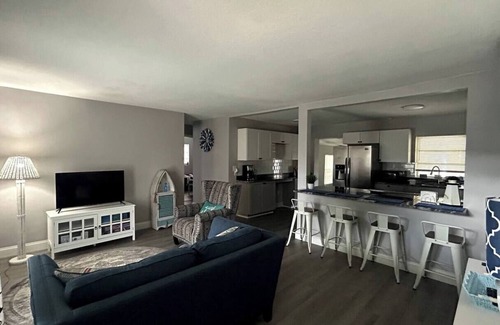 Tropic House | 2 bedroom Cottage, Close to Space X, FIT and the Beaches