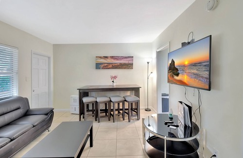 Delray Beach Cottage | 2 bedroom cozy Cottage walk to Atlantic Ave, pets, free parking