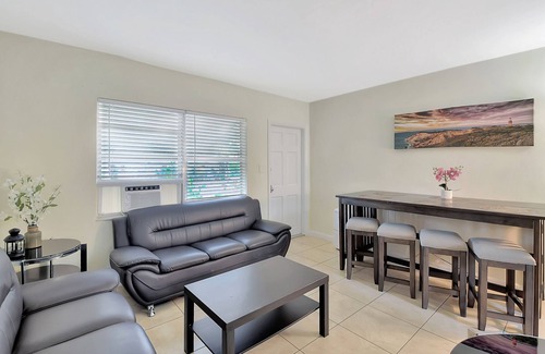 Delray Beach Cottage | 2 bedroom cozy Cottage walk to Atlantic Ave, pets, free parking