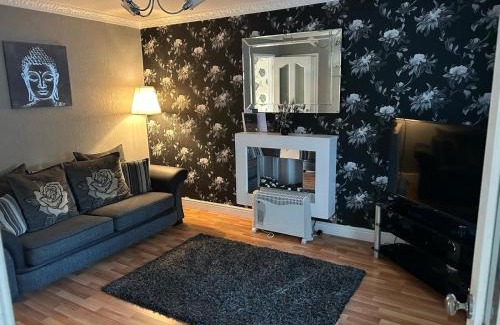 Liverpool House | 2 bedroom house close to city centre with gated driveway