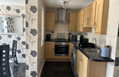 Liverpool House | 2 bedroom house close to city centre with gated driveway