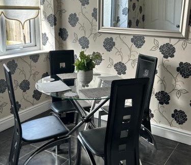 Liverpool House | 2 bedroom house close to city centre with gated driveway