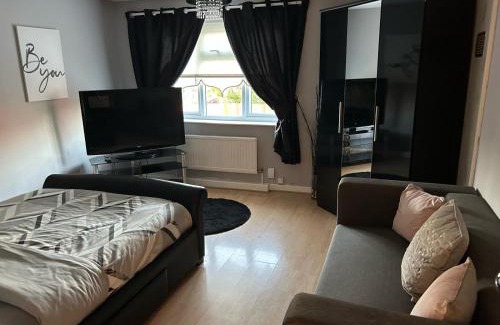 Liverpool House | 2 bedroom house close to city centre with gated driveway