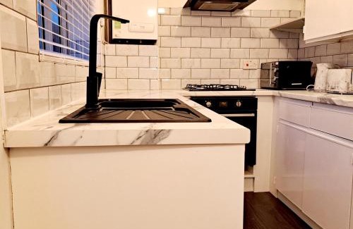 Leeds House | 2 Bedroom House in Leeds - Sleeps 5 WiFi Parking