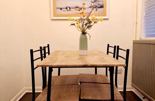 Leeds House | 2 Bedroom House in Leeds - Sleeps 5 WiFi Parking