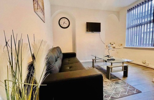 Liverpool House | 2 Bedroom House in Liverpool With Free Parking