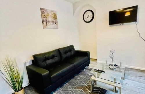 Liverpool House | 2 Bedroom House in Liverpool With Free Parking