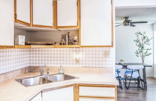 Regional District of Nanaimo House | 2 bedroom house, private yard, near 2 lakes & 2 min walk to gas, pub, cafe, bus