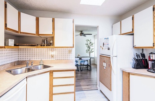 Regional District of Nanaimo House | 2 bedroom house, private yard, near 2 lakes & 2 min walk to gas, pub, cafe, bus