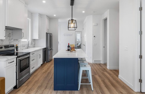 Inglewood Apartment | 2 bedroom Inglewood home with backyard. 12 minute walk to Stampede/Saddledome