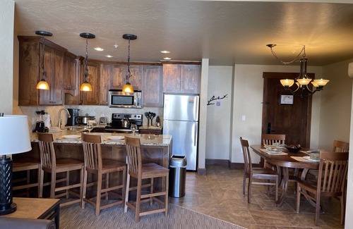 Breckenridge Resort | 2 Bedroom Lockoff with Independence Superchair and Gondola in its Backyard!