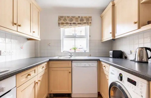 East Putney Apartment | 2 Bedroom Modern Flat with close to Public Transport and free off-street parking
