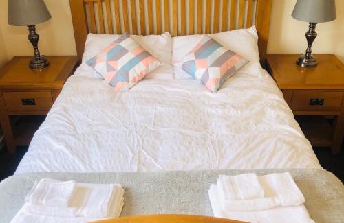 Whalebone Apartment | 2 Bedroom, Near Station, Fast WI-FI, Free Parking!