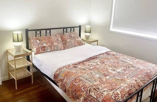 East Brisbane Apartment | 2 bedroom, overlooking park, 5min to city.