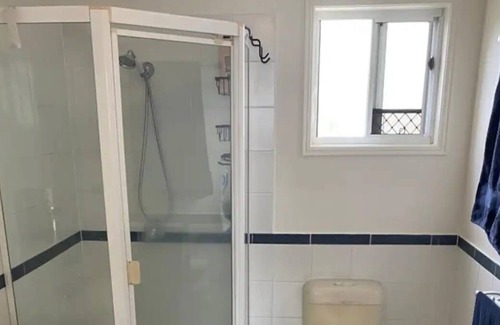 East Brisbane Apartment | 2 bedroom, overlooking park, 5min to city.