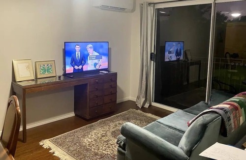 East Brisbane Apartment | 2 bedroom, overlooking park, 5min to city.