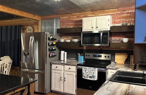 Shirley Cabin | 2 bedroom plus loft cabin near lake, trails with AC, Wi-Fi slp 9