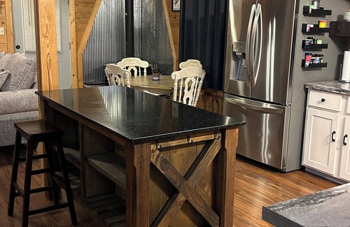 Shirley Cabin | 2 bedroom plus loft cabin near lake, trails with AC, Wi-Fi slp 9