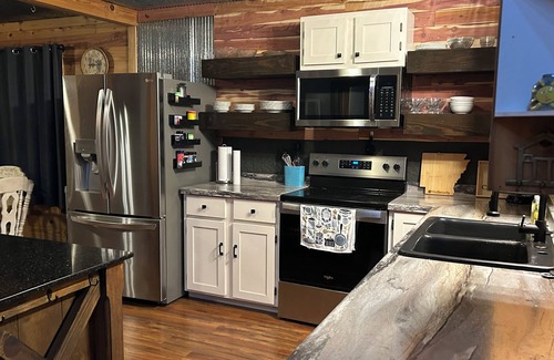 Shirley Cabin | 2 bedroom plus loft cabin near lake, trails with AC, Wi-Fi slp 9