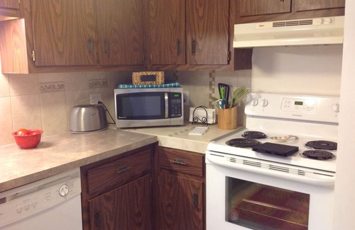 Lee House | 2 Bedroom renovated townehouse, #5 , Beautifully decorated at Garfield House