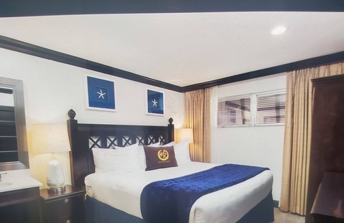 Cocoa Beach Resort | 2-bedroom resort in fantastic Cocoa Beach with WiFi, AC, on the beachn
