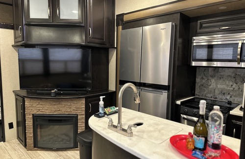 Seminole House | 2 bedroom RV in the city of Seminole with AC, WiFi. Enjoy a cozy stay