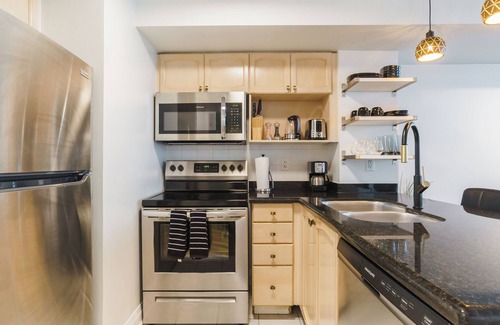 Fort York Hotel | 2-bedroom+Sofabed W/1Bath with AC and WiFi in Downtown
