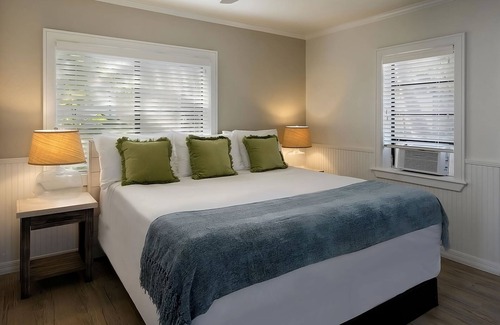 Islamorada Resort | 2 Bedroom Suite in Islamorada! Swimming Pool, Kitchenette, Pets Allowed!