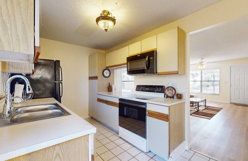 Azalea Park House | 2-bedroom townhome in fabulous Orlando with WiFi, AC. Enjoy your stay