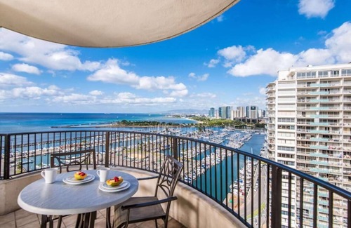 Waikiki Villa | 2-bedroom VILLA beautiful Honolulu with fitness room, WiFi, AC