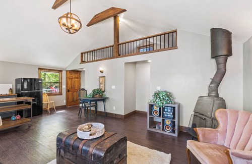 Wellpinit Cabin | 2-Bedroom w/a loft Secluded Cabin on Serene Lake Roosevelt with AC