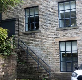 Cartworth Apartment | 2-Bedroom with Breathtaking Views in Holmfirth Village, Huddersfield