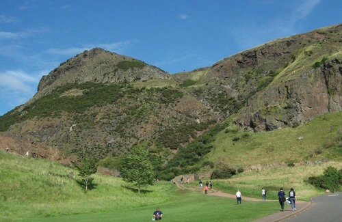 Gifford Apartment | 2 Bedrooms Flat Central Edinburgh, Sleeps 6, in the shadow of Holyrood Park and Arthur's Seat with free parking, two bed rooms