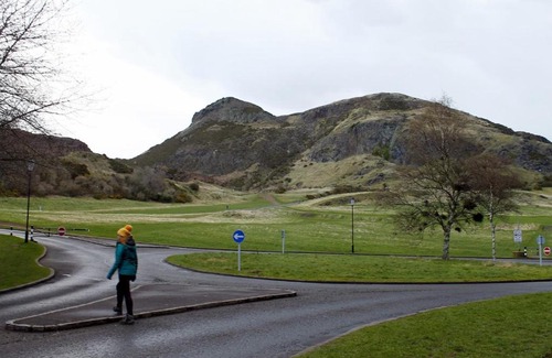 Gifford Apartment | 2 Bedrooms Flat Central Edinburgh, Sleeps 6, in the shadow of Holyrood Park and Arthur's Seat with free parking, two bed rooms