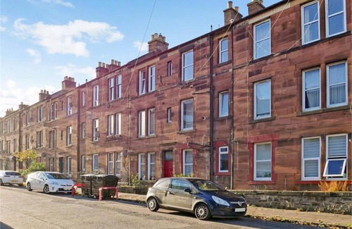 Gifford Apartment | 2 Bedrooms Flat Central Edinburgh, Sleeps 6, in the shadow of Holyrood Park and Arthur's Seat with free parking, two bed rooms