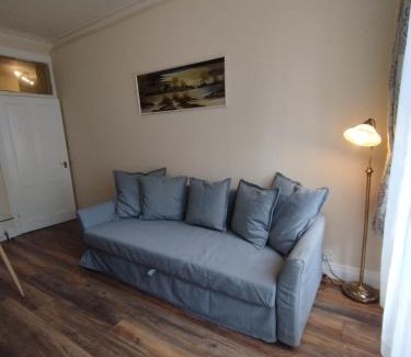 Gifford Apartment | 2 Bedrooms Flat Central Edinburgh, Sleeps 6, in the shadow of Holyrood Park and Arthur's Seat with free parking, two bed rooms