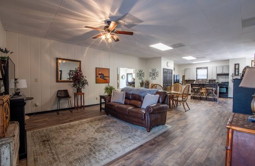 Counce House | 2 beds~1 Bath! Centrally located, 5 mins from State Park. Large lot for parking!
