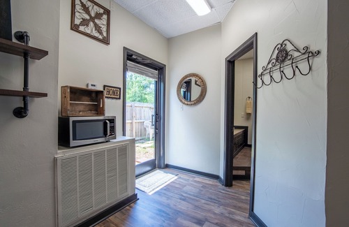 Counce House | 2 beds~1 Bath! Centrally located, 5 mins from State Park. Large lot for parking!