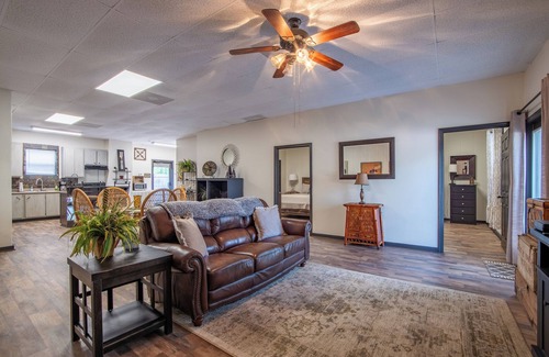 Counce House | 2 beds~1 Bath! Centrally located, 5 mins from State Park. Large lot for parking!